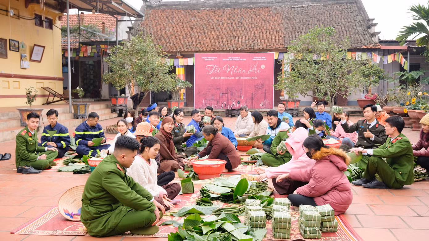 Cán bộ, chiến sĩ công an nhân dân và đoàn viên, thanh niên tham gia sôi nổi gói bánh chưng.