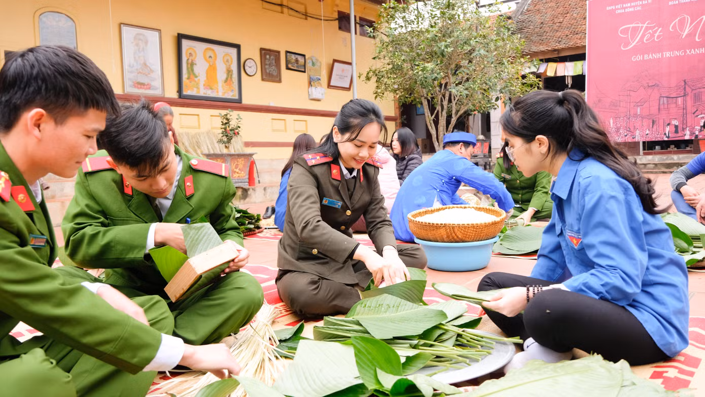 Hàng chục đoàn viên, thanh niên cùng tham gia tạo nên không khí ấm cúng những ngày cuối năm.