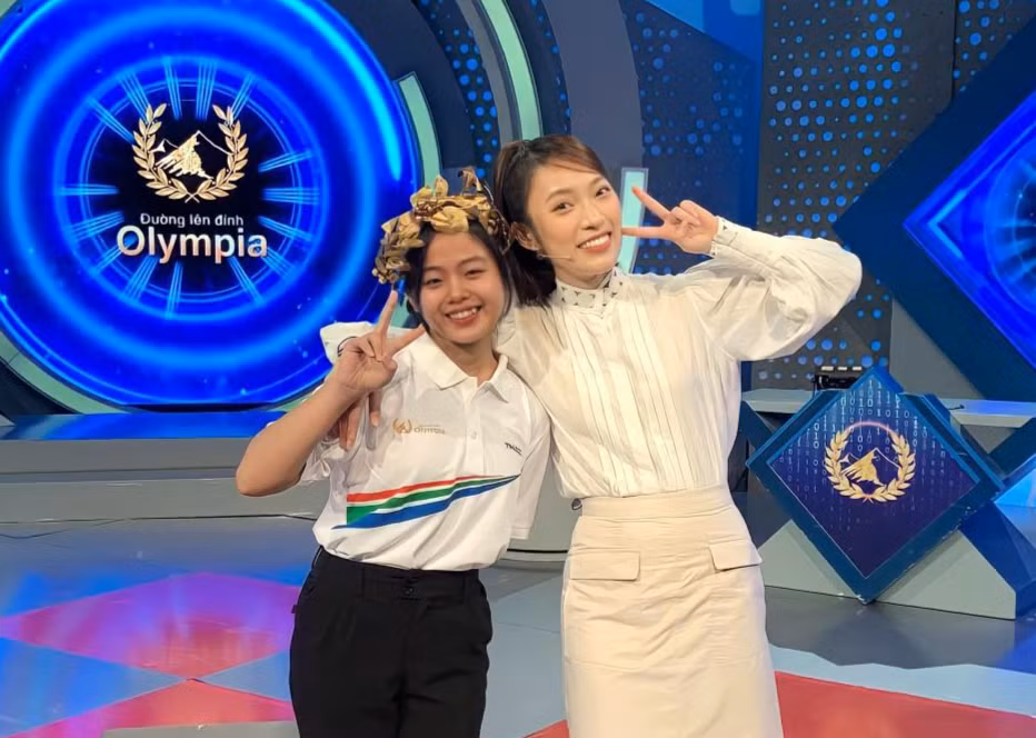 Thục Trinh chụp ảnh cùng MC Khánh Vy.