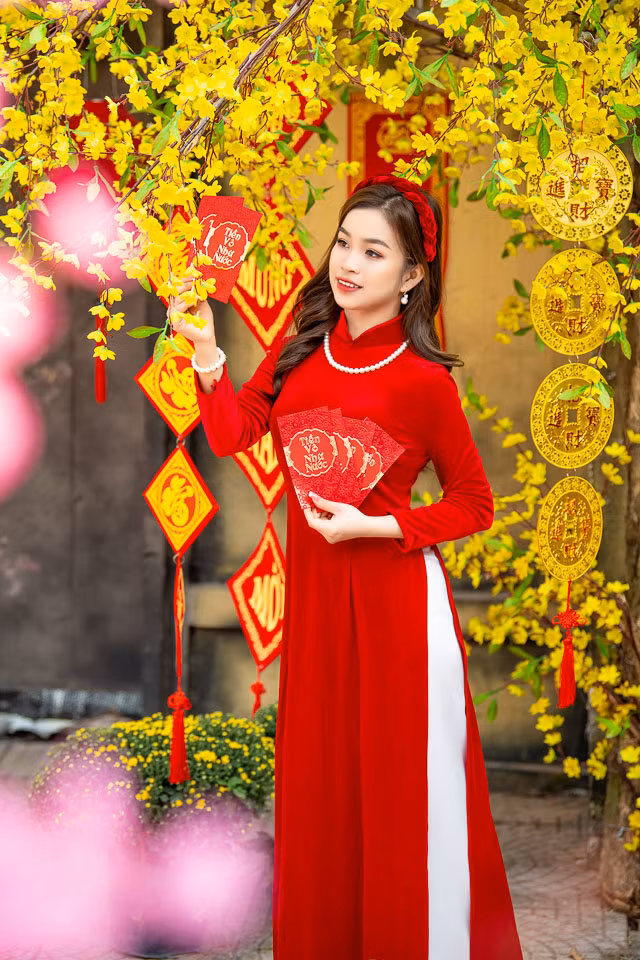 Các trang phục thường được nhiều cô gái lựa chọn là áo dài đỏ, áo dài trắng, áo yếm, áo dài xanh... tùy thuộc vào không gian và bối cảnh chụp hình. Theo nhiếp ảnh gia Đào Minh Đức: "Mỗi bộ ảnh chụp với 200 hình đẹp trở lên sẽ dao động từ 1 triệu đến 3 triệu đồng tùy phong cách chụp. Những ngày cận Tết, mỗi ngày, tôi có khoảng 3 đến 5 khách chụp theo ca khác nhau, thu nhập nhờ thế được cải thiện hơn ngày thường".