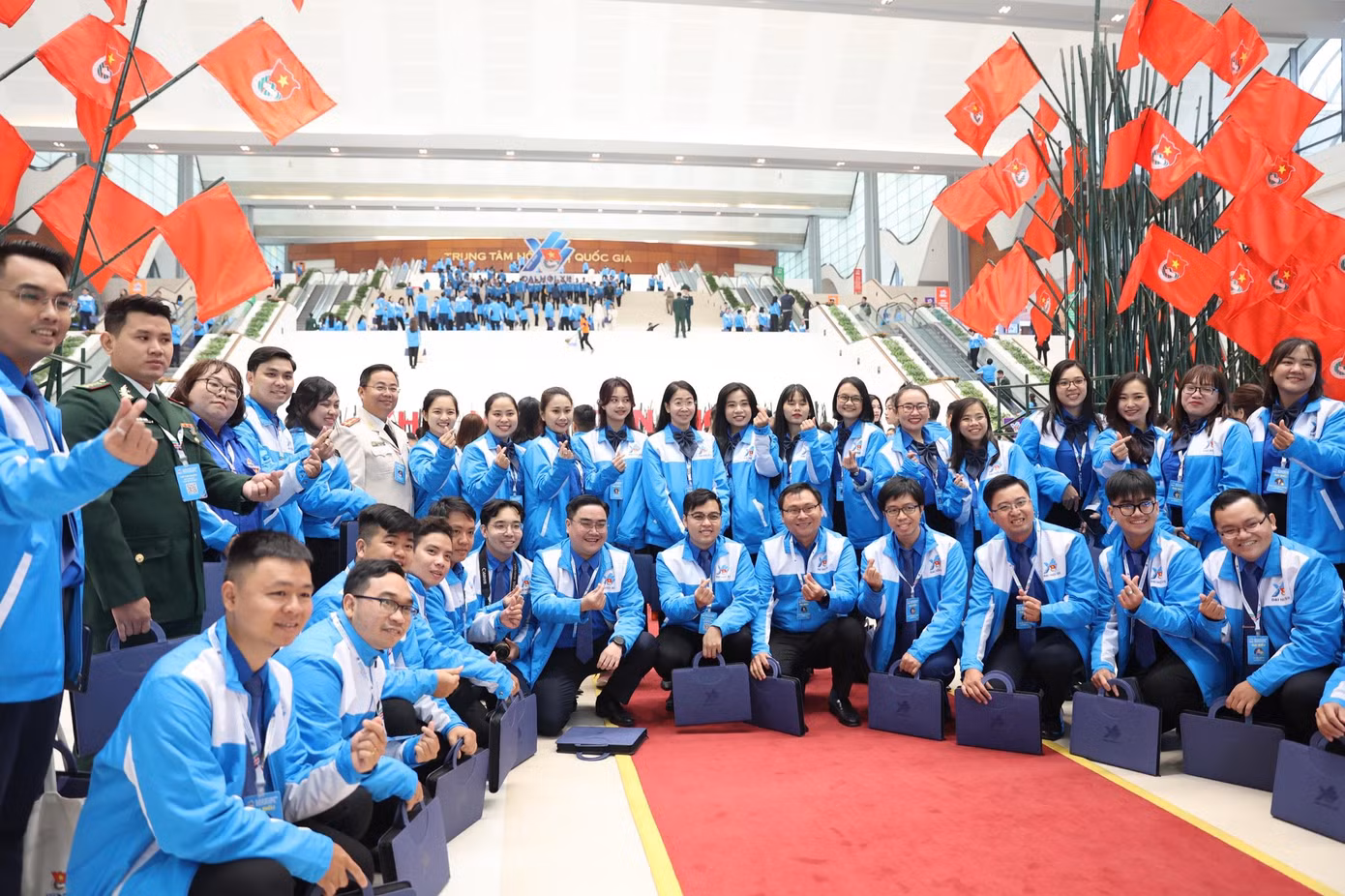 Các đại biểu chụp ảnh tại không gian triển lãm trước khi bước vào phiên làm việc thứ nhất. Ảnh: Như Ý