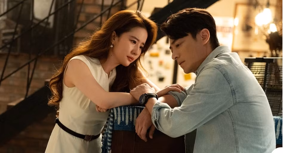 Trong phim, nữ chính trải qua giai đoạn tình yêu với nước mắt và những vết thương lòng. Trong phim, nữ chính trải qua giai đoạn tình yêu với nước mắt và những vết thương lòng.
