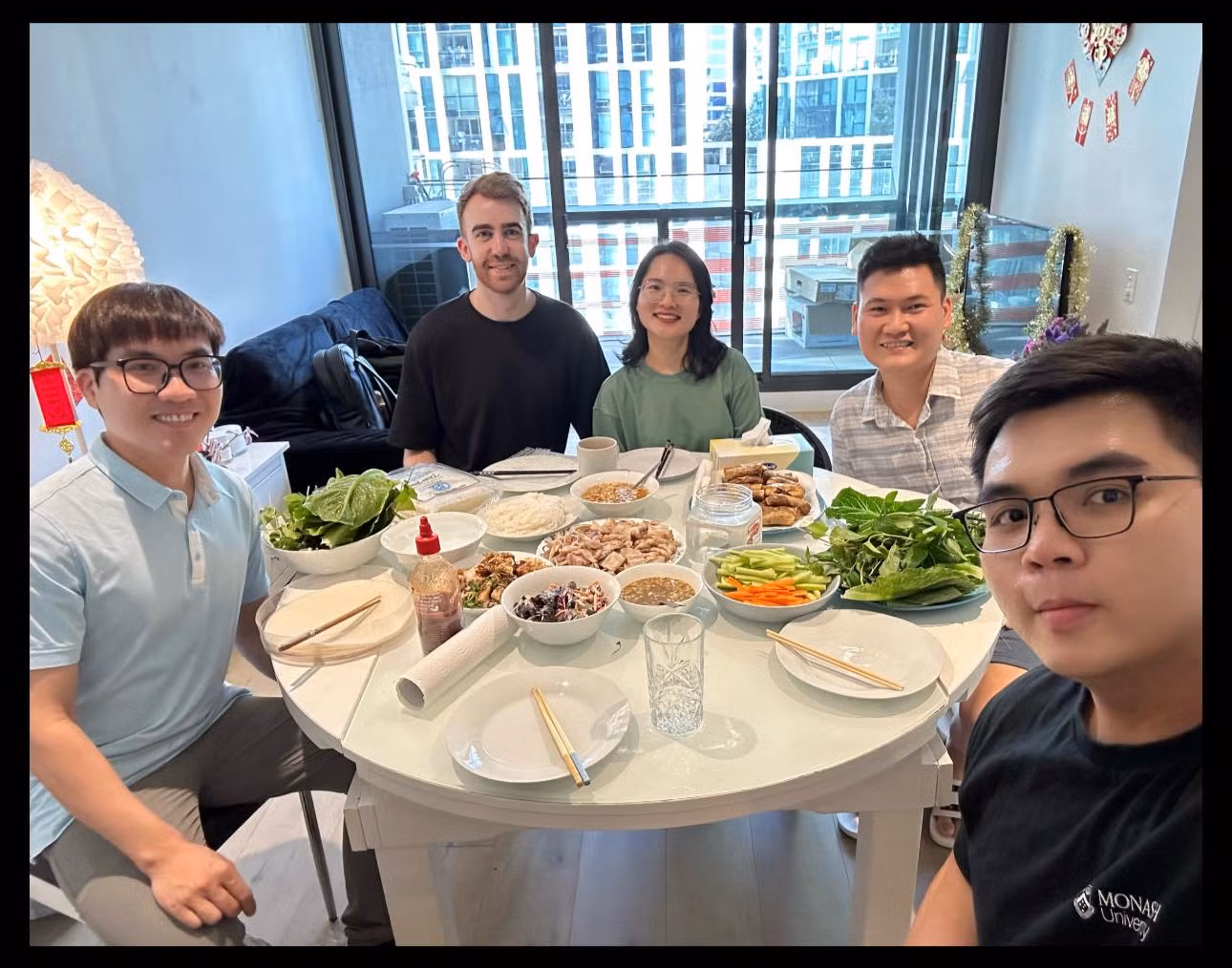 Hoàng (ngoài cùng bên phải) giao lưu cùng bạn bè dịp cận Tết ở Úc.