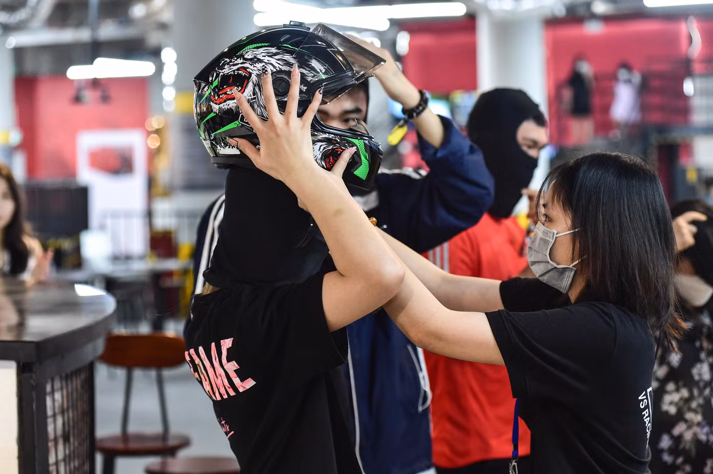 Hào hứng bước ra khỏi trường đua, bạn Nguyễn Lan Phương (18 tuổi, sinh viên ĐH Ngoại thương) nói: “Đây là lần đầu tiên em tham gia trò chơi trải nghiệm này, cũng không tệ! Em cảm thấy có thể thư giãn và giải tỏa căng thẳng hơn sau những ngày bị giam chân tại nhà vì dịch COVID-19. Tuy nhiên, mỗi lượt chơi chỉ được 15 phút nên em cảm thấy chưa đã lắm”.