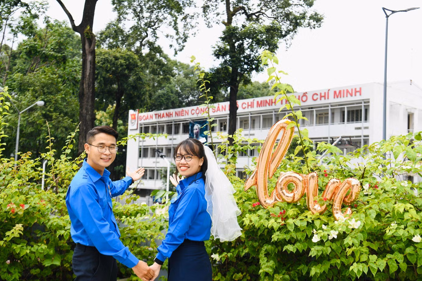 Quy nói vui, hai đồng chí cùng làm Đoàn giờ thành vợ chồng cũng giống như hai đại biểu cùng tham dự "nhiệm kỳ đại hội dài bằng cả cuộc đời" với cảm xúc hân hoan, háo hức, chờ đợi và hạnh phúc.