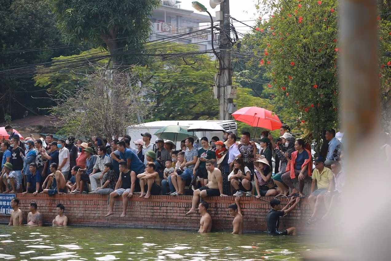 Người dân vây kín ao chùa Triều Khúc để cổ vũ và "làm khó" người chơi.