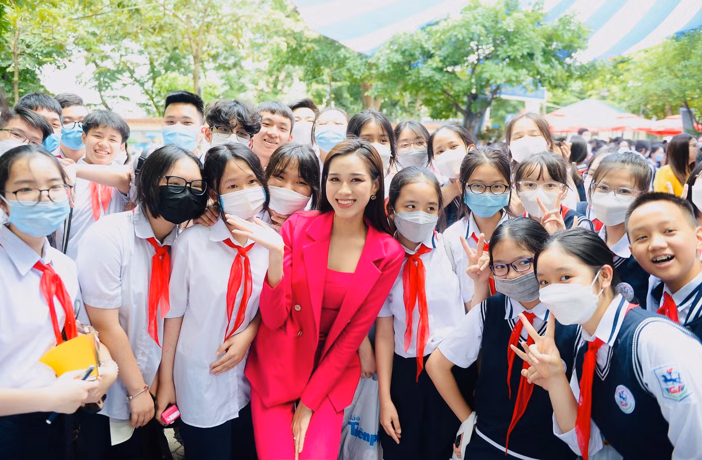 Hoa hậu Việt Nam 2020 Đỗ Thị Hà giao lưu, chụp ảnh cùng các em học sinh. Cô mong muốn diễn đàn "Điều em muốn nói" sẽ được duy trì thường xuyên để các em có thể nói lên tiếng lòng của mình và có môi trường học tập tốt hơn. Ảnh: Dương Triều