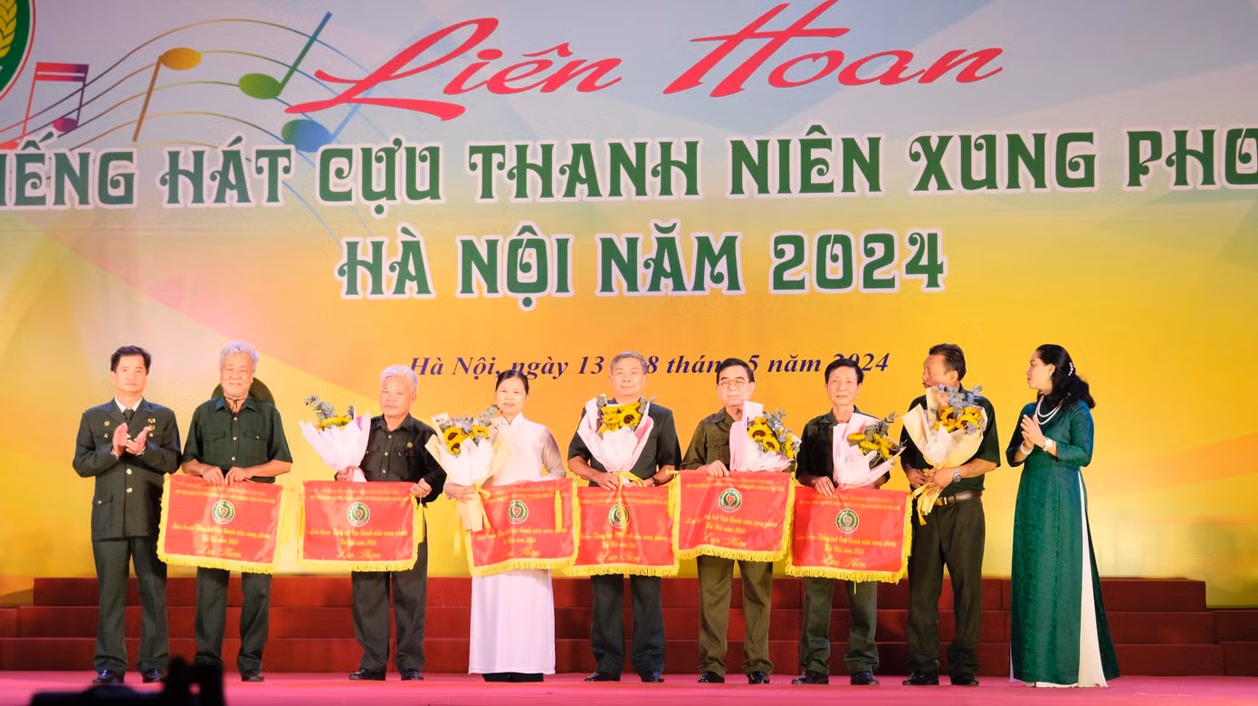 Các đơn vị tham gia Liên hoan nhận cờ lưu niệm.
