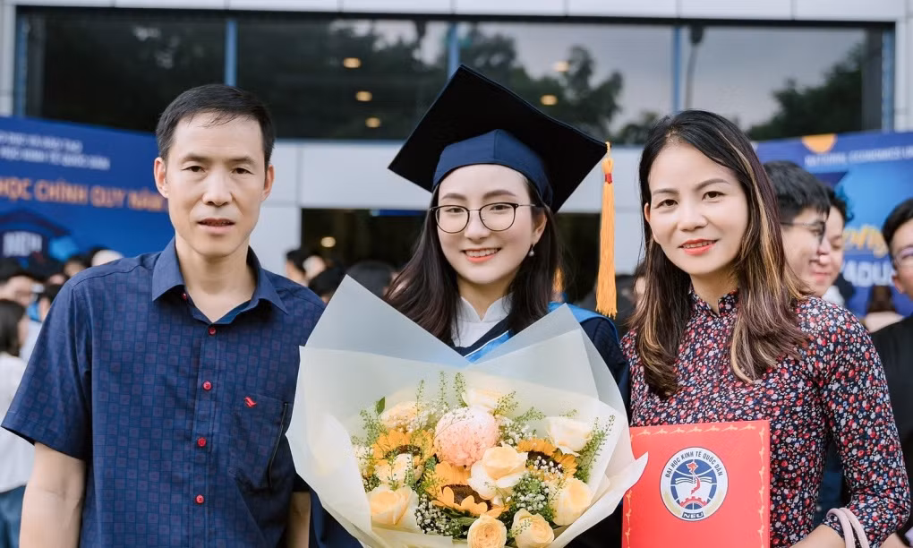 Nữ sinh Trần Anh Ngọc là 'thủ khoa kép' Đại học Kinh tế Quốc dân.