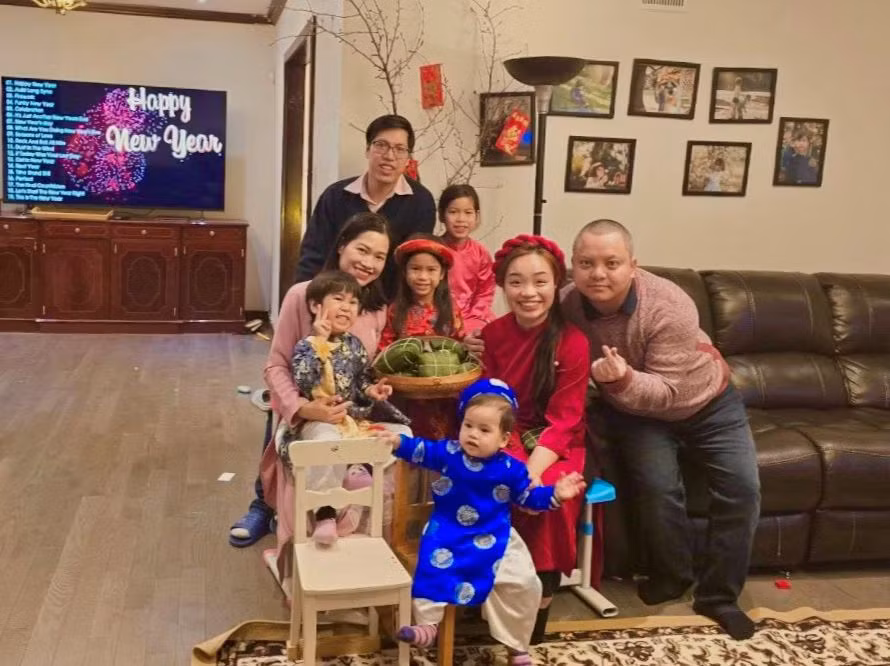 Trang cùng những người thân ở Canada chuẩn bị đón năm mới Giáp Thìn. Ảnh: NVCC