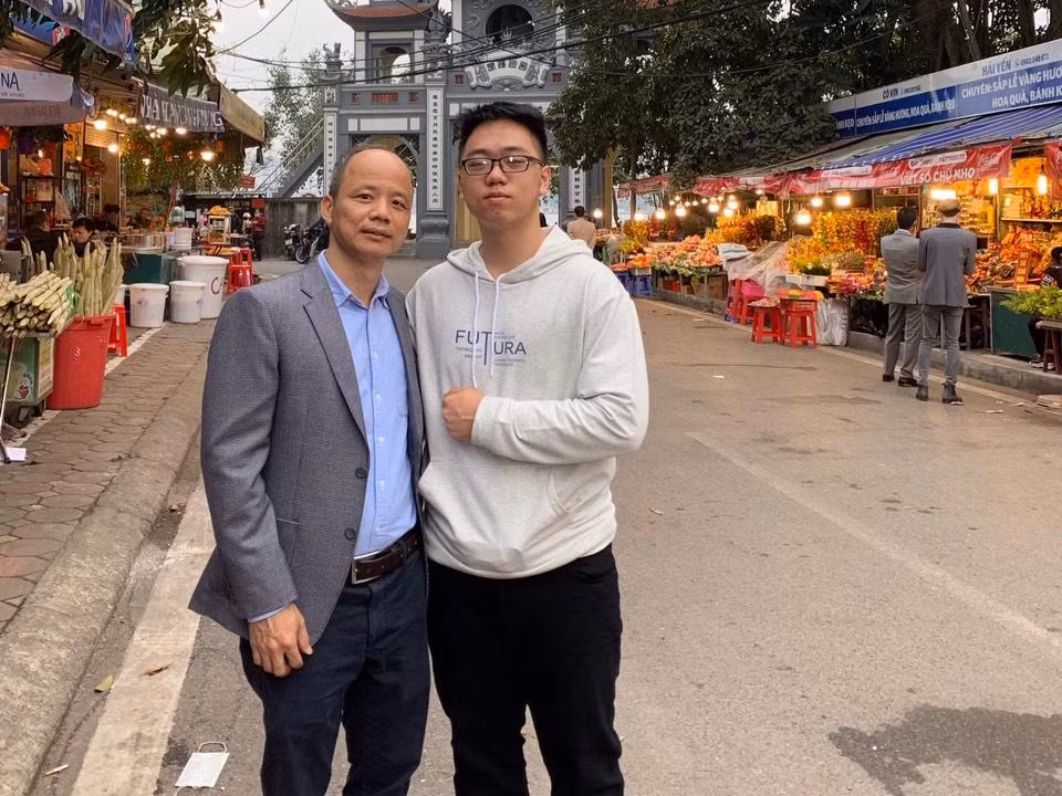 Trung chụp ảnh cùng bố.