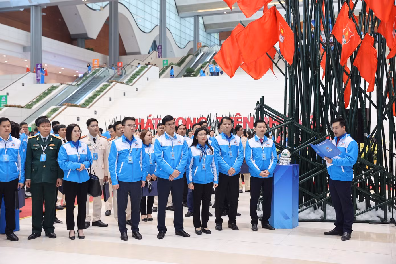 Nội dung triển lãm cũng khắc hoạ rõ nét hình ảnh của tổ chức Đoàn và phong trào thanh thiếu nhi trên tất cả các mặt hoạt động ở nhiệm kỳ Đại hội XI, 2017 - 2022. Trong đó, có những hình ảnh đẹp, đầy xúc động và cũng đáng tự hào của thanh niên Việt Nam tham gia vào cuộc chiến chống đại dịch COVID-19.