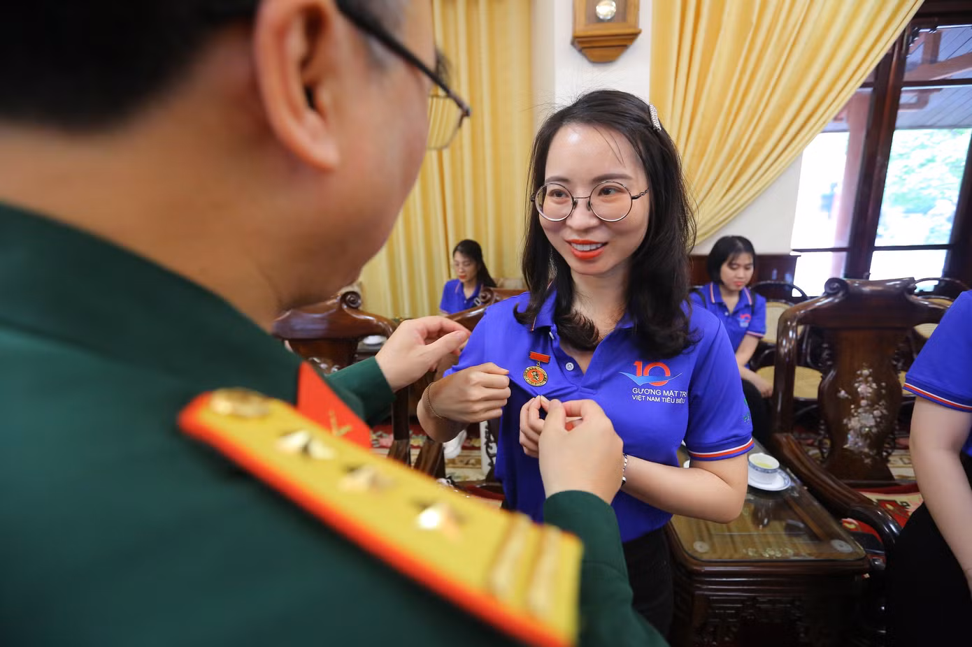Tiến sĩ Lê Thị Phương (Gương mặt trẻ Việt Nam triển vọng) vui mừng, phấn khởi khi được nhận Huy hiệu Bác Hồ.