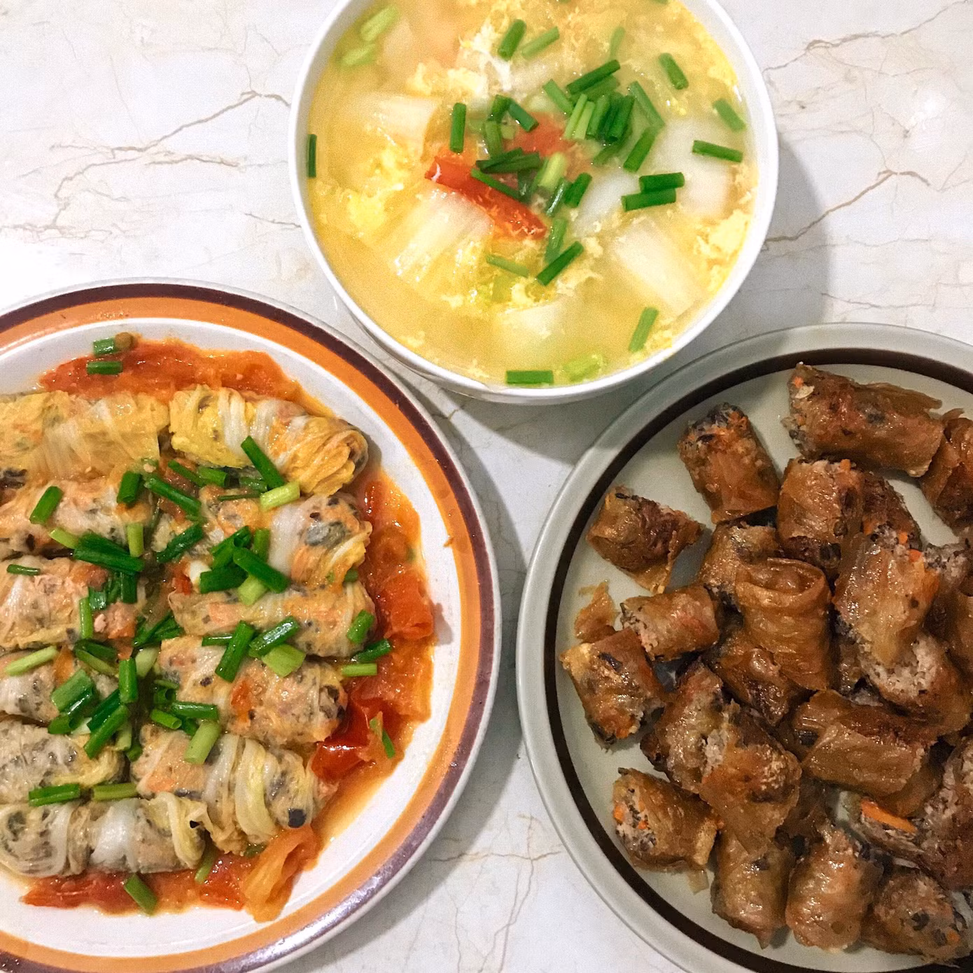 Cải thảo cuốn thịt, canh trứng cải thảo, nem rán.