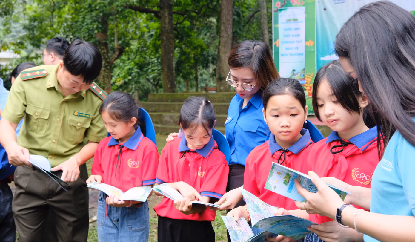 Các em thiếu nhi tìm hiểu về rừng qua sổ tay được thiết kế sinh động. Ảnh: Châu Linh