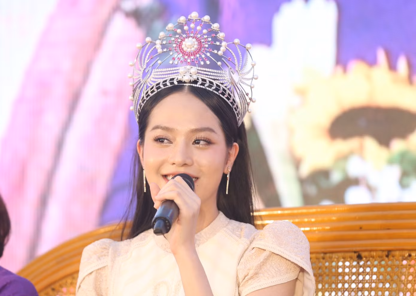 Hoa hậu Thanh Thủy gây ấn tượng với các bạn học sinh từ những chia sẻ thực tế nhất mà cô đã trải qua.