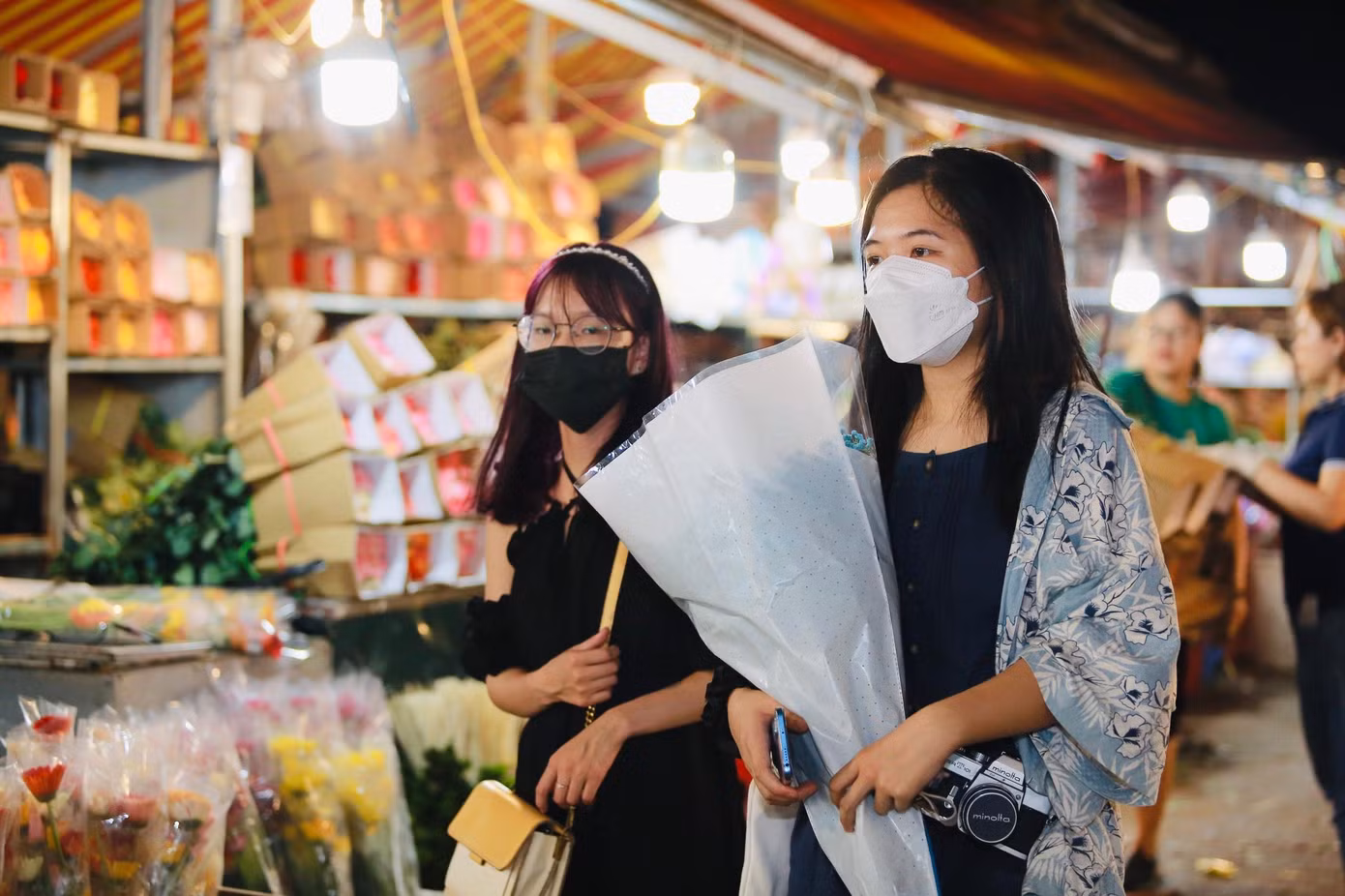 Chợ hoa đêm gần đây thu hút nhiều bạn trẻ ghé thăm, mua hoa và chụp ảnh