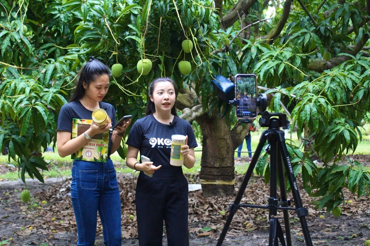 Bạn trẻ livestream bán hàng nông sản. Ảnh: Khánh Nguyên