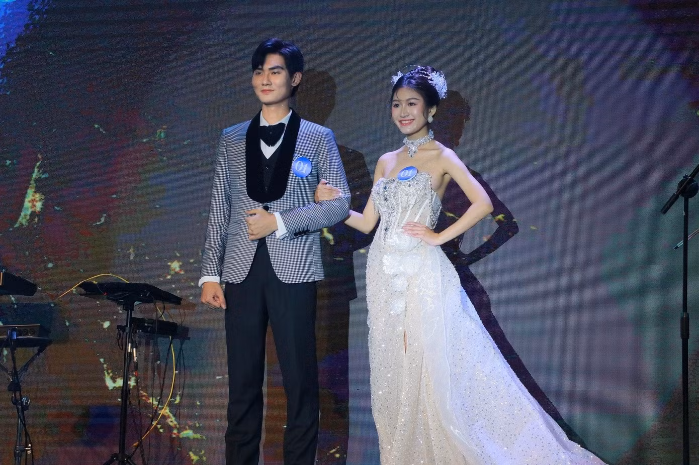 Thí sinh tham gia phần thi trình diễn trang phục dạ hội.
