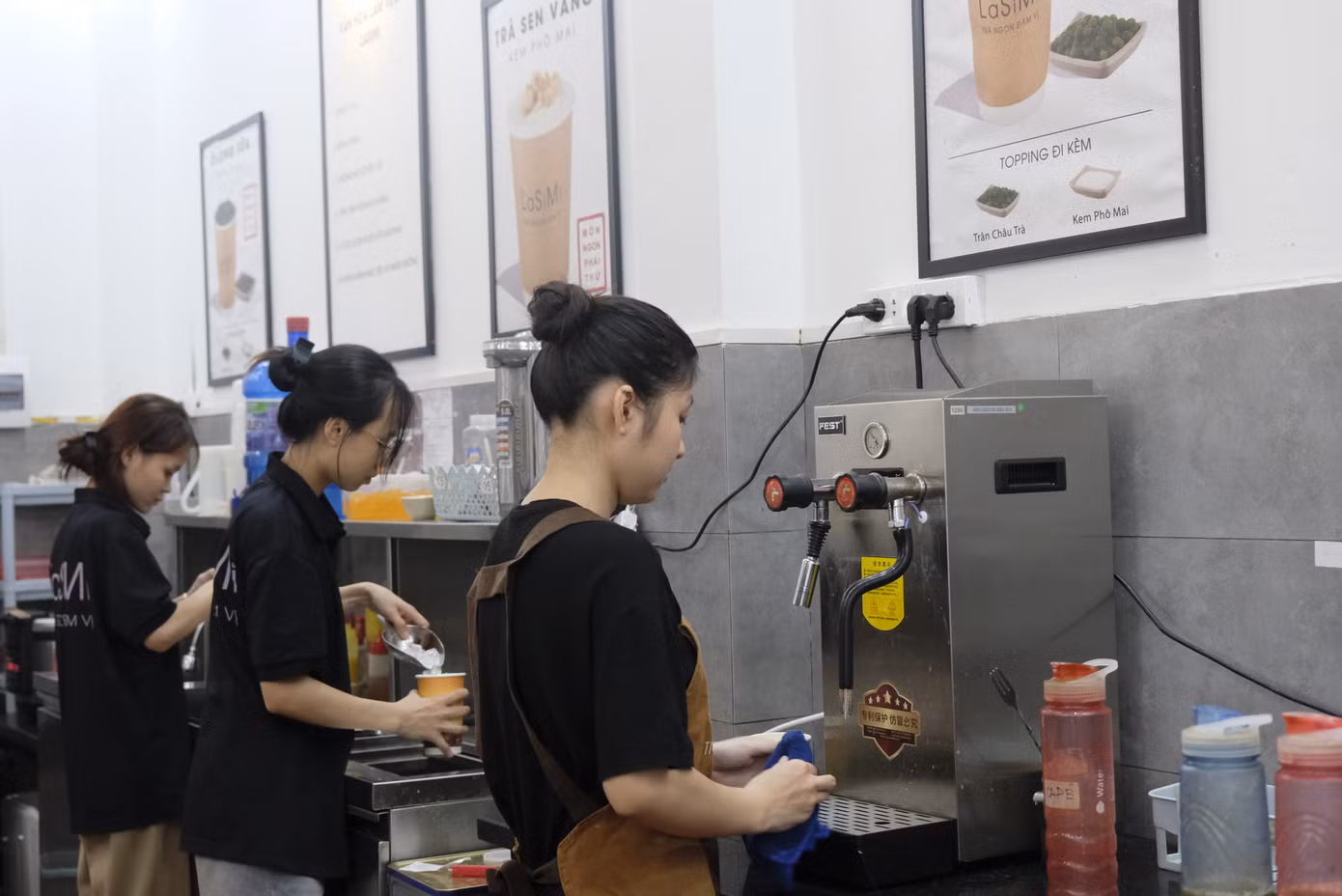 Nghỉ hè, sinh viên đăng ký làm tăng ca để có thêm thu nhập. Ảnh: Diệu Nhi