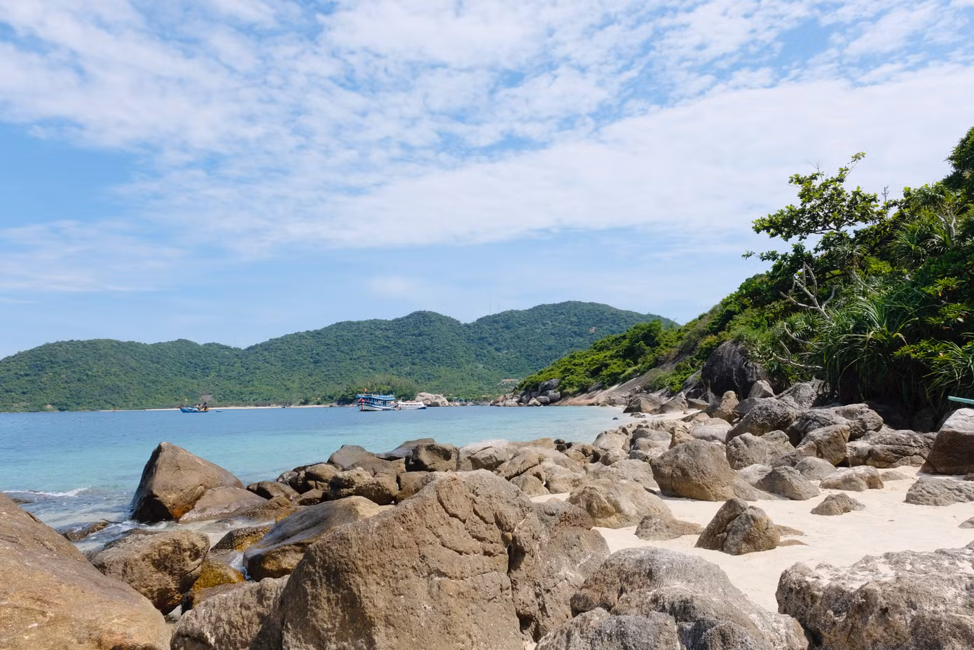 Cụm đảo Cù Lao Chàm có 8 đảo (hòn Khô mẹ, hòn Khô con, hòn Lá, hòn Mồ, hòn Dài, hòn Lao, hòn Tai, và hòn Ông) và 9 bãi biển trong xanh (bãi Bấc, bãi Làng, bãi Ông, bãi Xếp, bãi Chồng, bãi Bìm, bãi Hương, bãi Tra và bãi Nần). Trên mỗi bãi biển đều được thiết kế 3 thùng rác có chỉ dẫn phân loại (chất thải tái chế, chất thải hữu cơ, chất thải vô cơ). Ảnh: Châu Linh