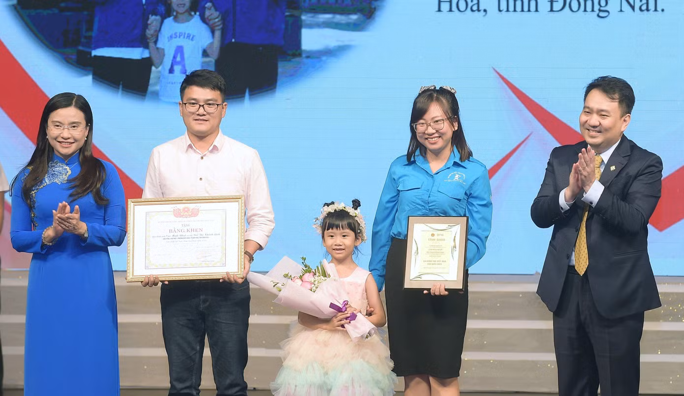 Vợ chồng ở Đồng Nai - anh Nhựt chị Linh nhận danh hiệu "Gia đình trẻ Việt Nam tiêu biểu" 2022. Ảnh: Xuân Tùng