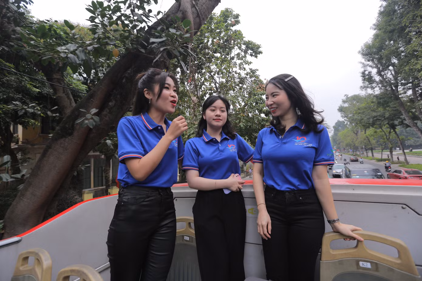 Ca sĩ Hà Myo trong vai vlogger dẫn các gương mặt trẻ tham quan, khám phá Thủ đô trên xe buýt hai tầng.