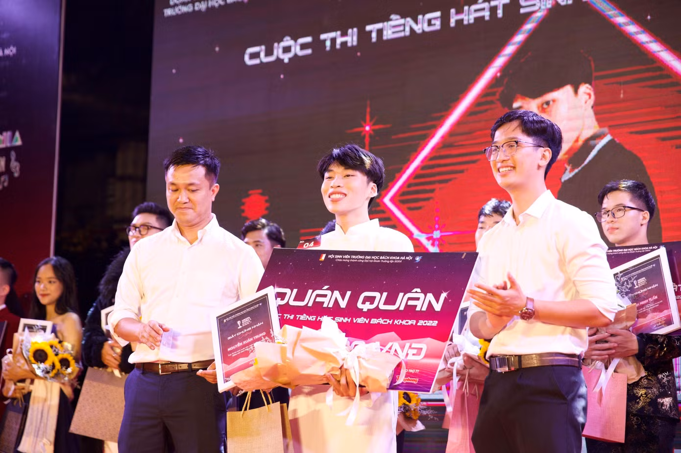 Đại diện Hội sinh viên Đại học Bách Khoa trao quà và giấy chứng nhận cho Quán quân cuộc thi "Tiếng hát sinh viên Bách Khoa".