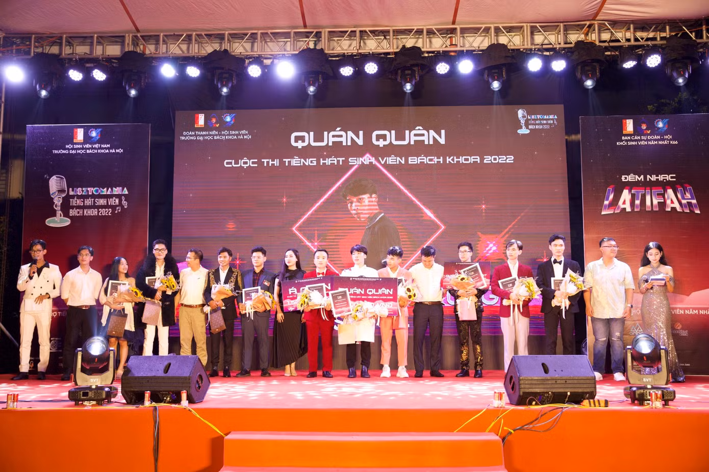 10 thí sinh xuất sắc dự thi đêm chung kết chụp ảnh cùng ban giám khảo và cán bộ Đoàn trường.