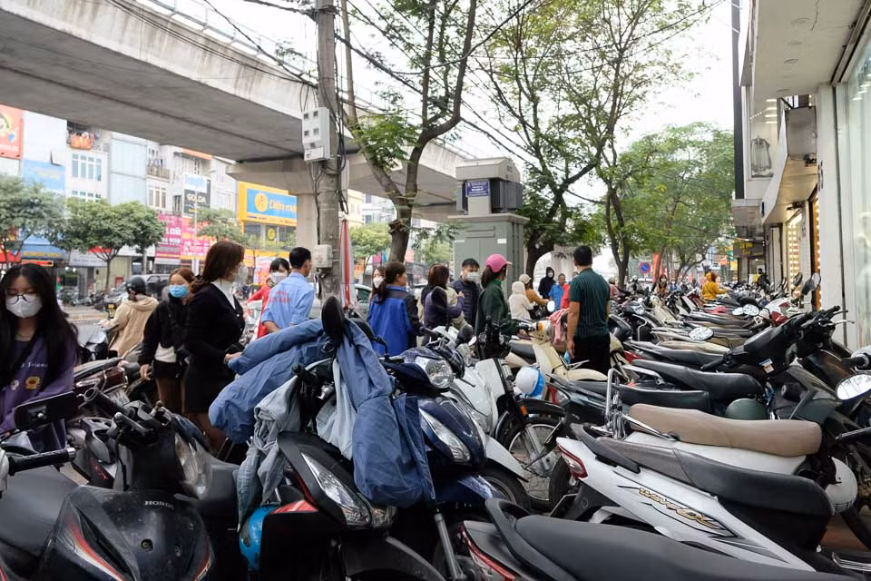 Bên ngoài các cửa hàng kín chỗ để xe. Người đi đường không khó để bắt gặp hình ảnh các ông bố, chồng đợi vợ, bạn trai đợi người yêu đi xem quần áo.