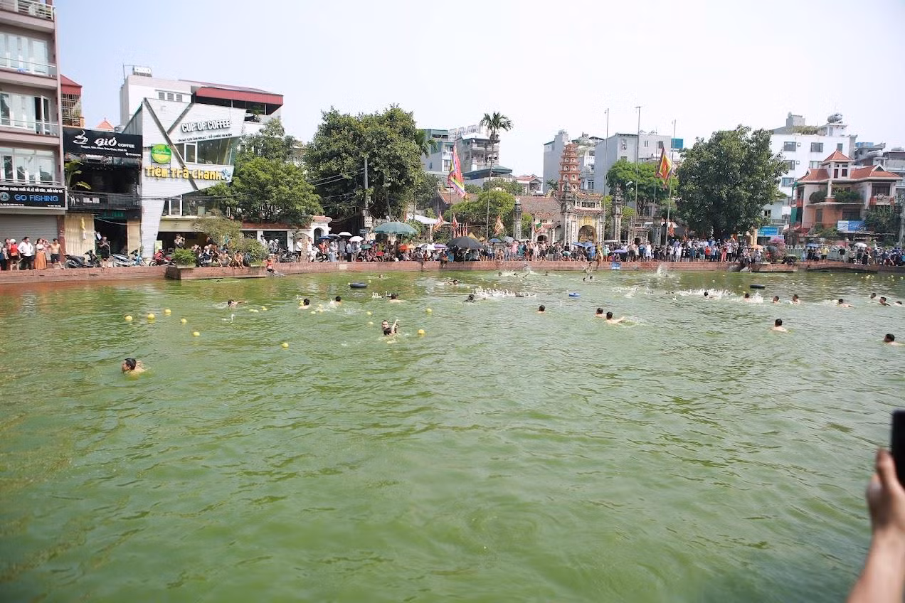 Mặc dù dùng nhiều "chiêu" để đuổi và bắt vịt nhưng nhiều thanh niên phải thừa nhận đây là một trò chơi thử thách sự kiên nhẫn và đòi hỏi sức khỏe tốt.