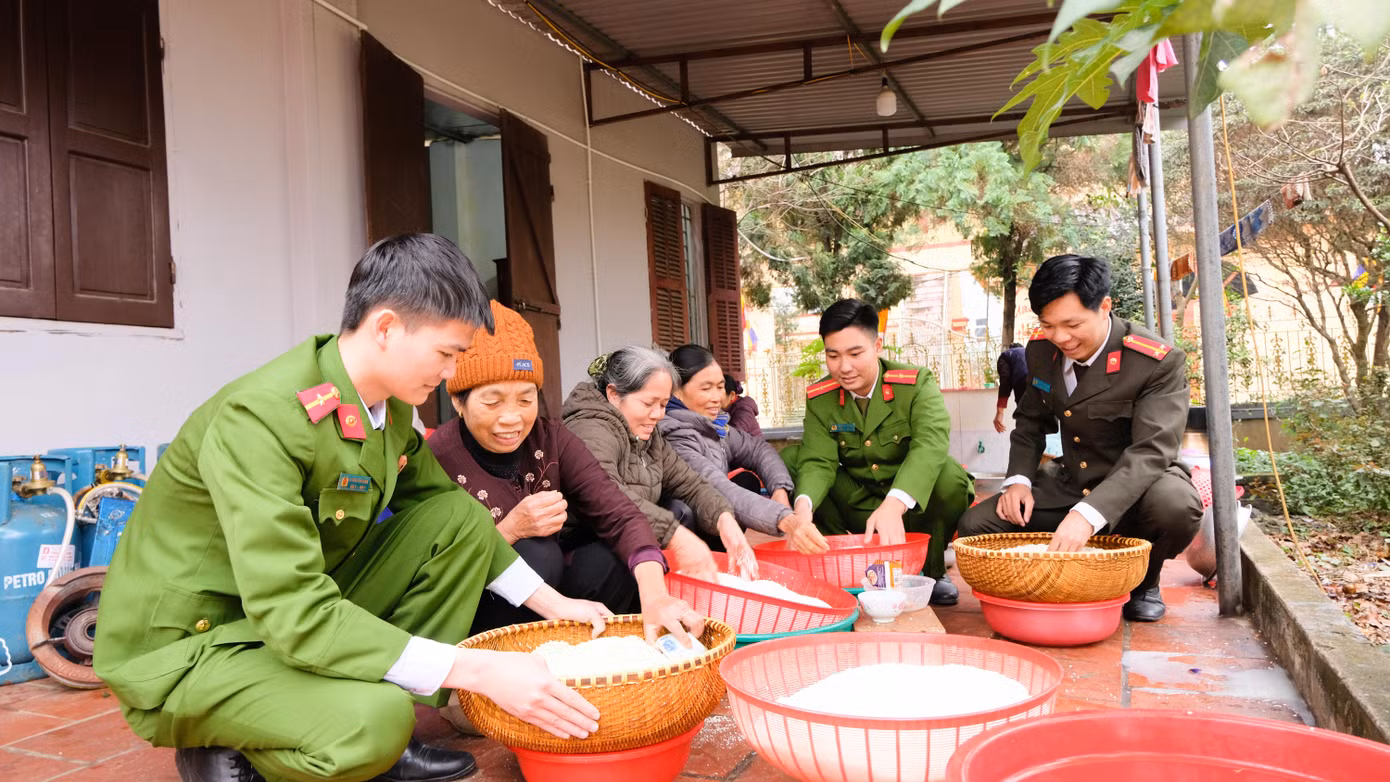 Dịp này, tuổi trẻ công an Ba Vì gói 300 chiếc bánh chưng gửi tặng người nghèo. Khoác trên mình sắc áo quân phục giản dị, người chiến sĩ công an nhân dân "gói trọn" cả tình quân dân trong từng chiếc bánh.