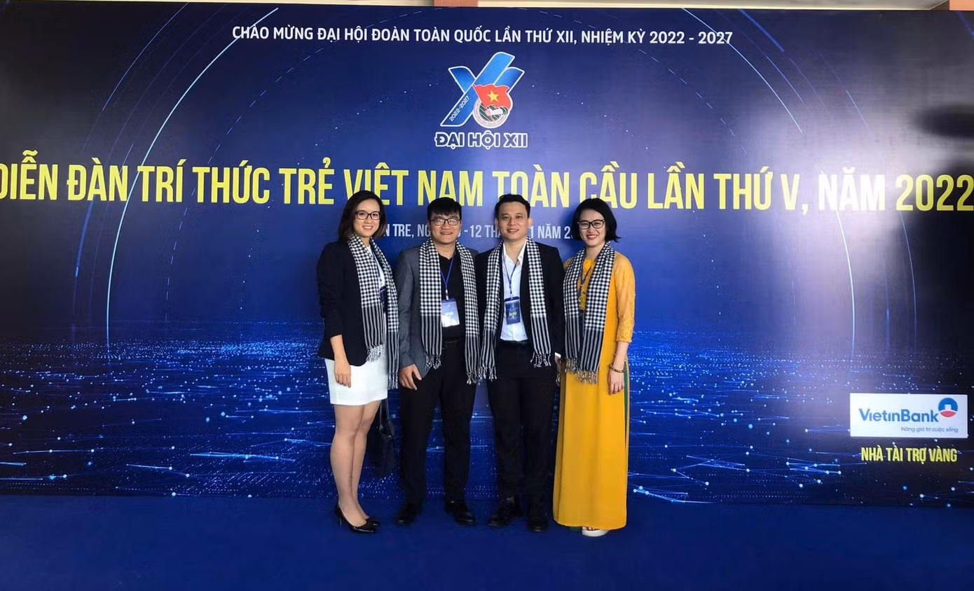 BS Đào Việt Hằng (ngoài cùng bên phải) chụp ảnh cùng các trí thức trẻ tại Diễn đàn Trí thức trẻ Việt Nam toàn cầu lần thứ V, năm 2022.