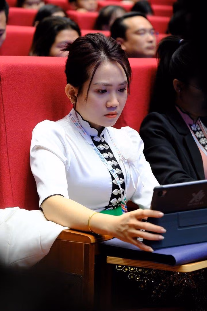 Nữ đại biểu dân tộc xinh đẹp thu hút sự chú ý của nhiều người. Ảnh: Hoàng Mạnh Thắng
