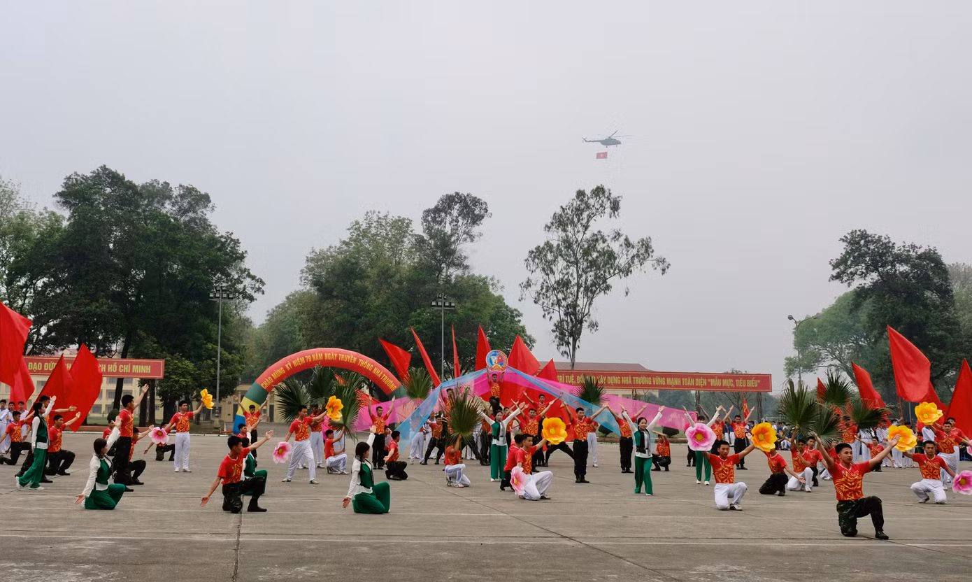Phần thi múa hát tập thể, dân vũ tiêu biểu tại chương trình. Ảnh: Châu Linh