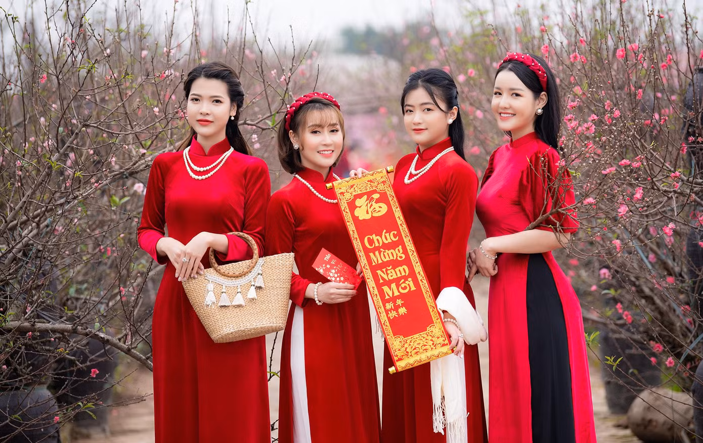4 cô gái tuổi xuân thì "rủ nhau" khoe sắc bên những bông hoa đào tại vườn hoa ở quận Tây Hồ, Hà Nội. Được biết, nơi đây luôn là địa điểm "sống ảo" được nhiều du khách lựa chọn. Mỗi mùa, vườn hoa lại thay màu áo với vẻ đẹp riêng bằng các loài hoa khác nhau. Do đó, bất kỳ mùa nào trong năm cũng thu hút đông lượng khách ghé thăm, chụp ảnh. Ảnh: Đào Minh Đức