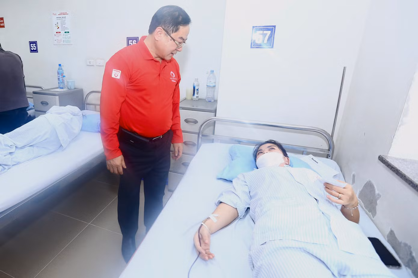 Nhà báo Lê Xuân Sơn - Tổng Biên tập báo Tiền Phong thăm hỏi, động viên các bệnh nhân.