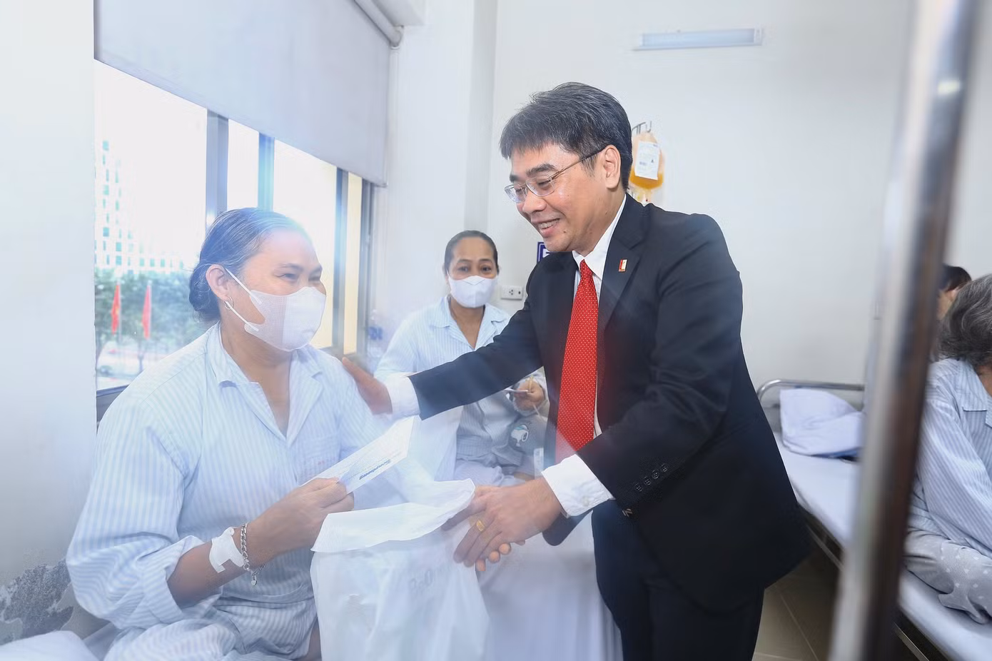 PGS.TS Huỳnh Đăng Chính - Phó Giám đốc Đại học Bách khoa Hà Nội thăm hỏi, động viên bệnh nhân.