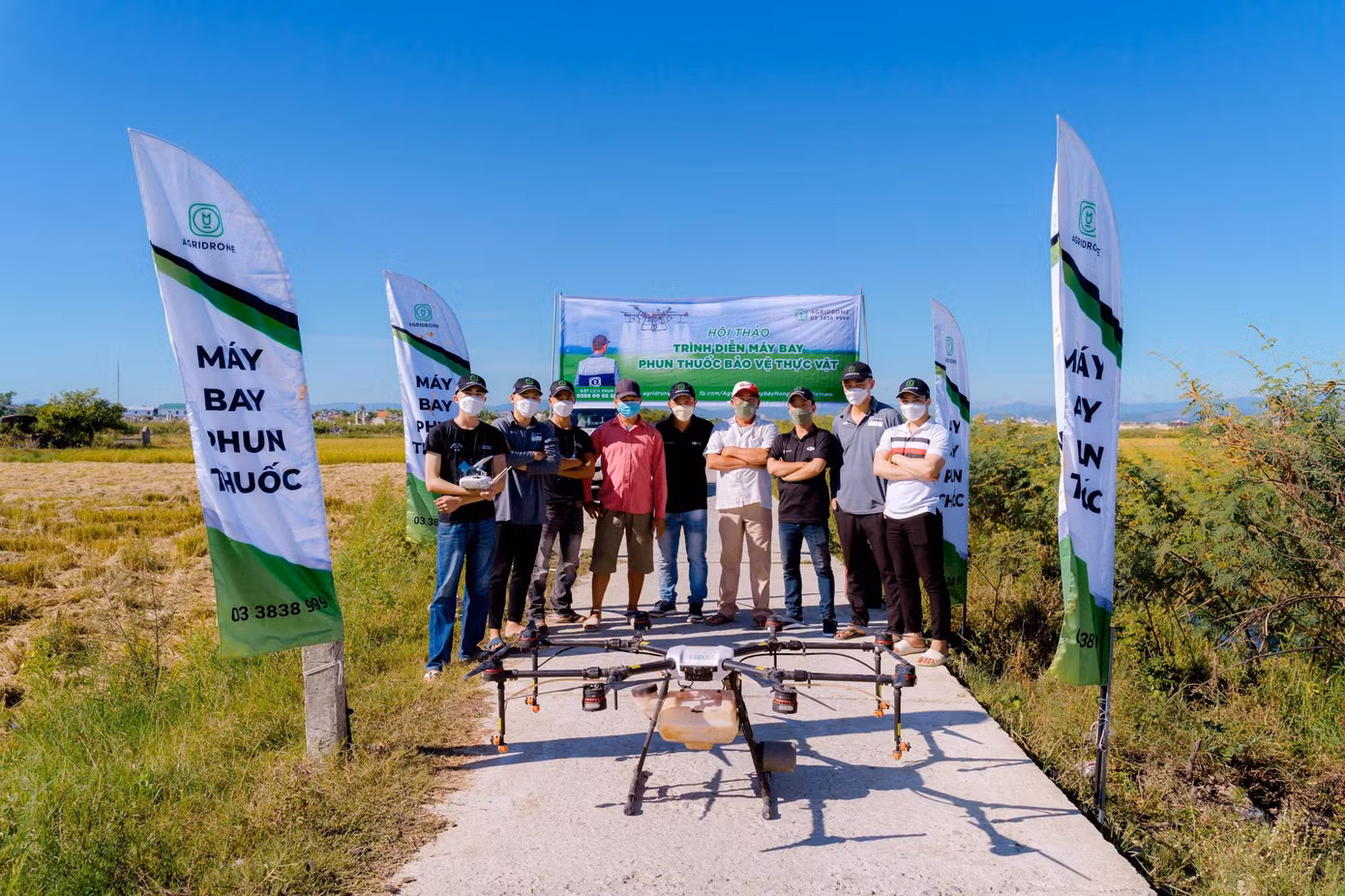 Hội thảo "Trình diễn máy bay phun thuốc bảo vệ thực vật" do thầy Hùng và cộng sự thực hiện.