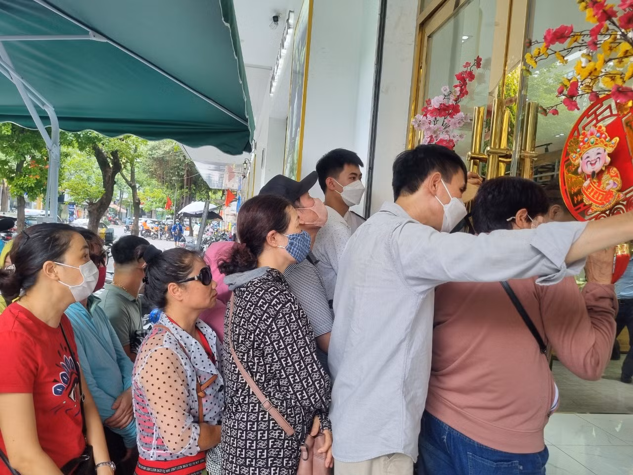 Cửa hàng vàng của ngân hàng Vietinbank chỉ nhận 2 khách vào mua vàng 1 lần.