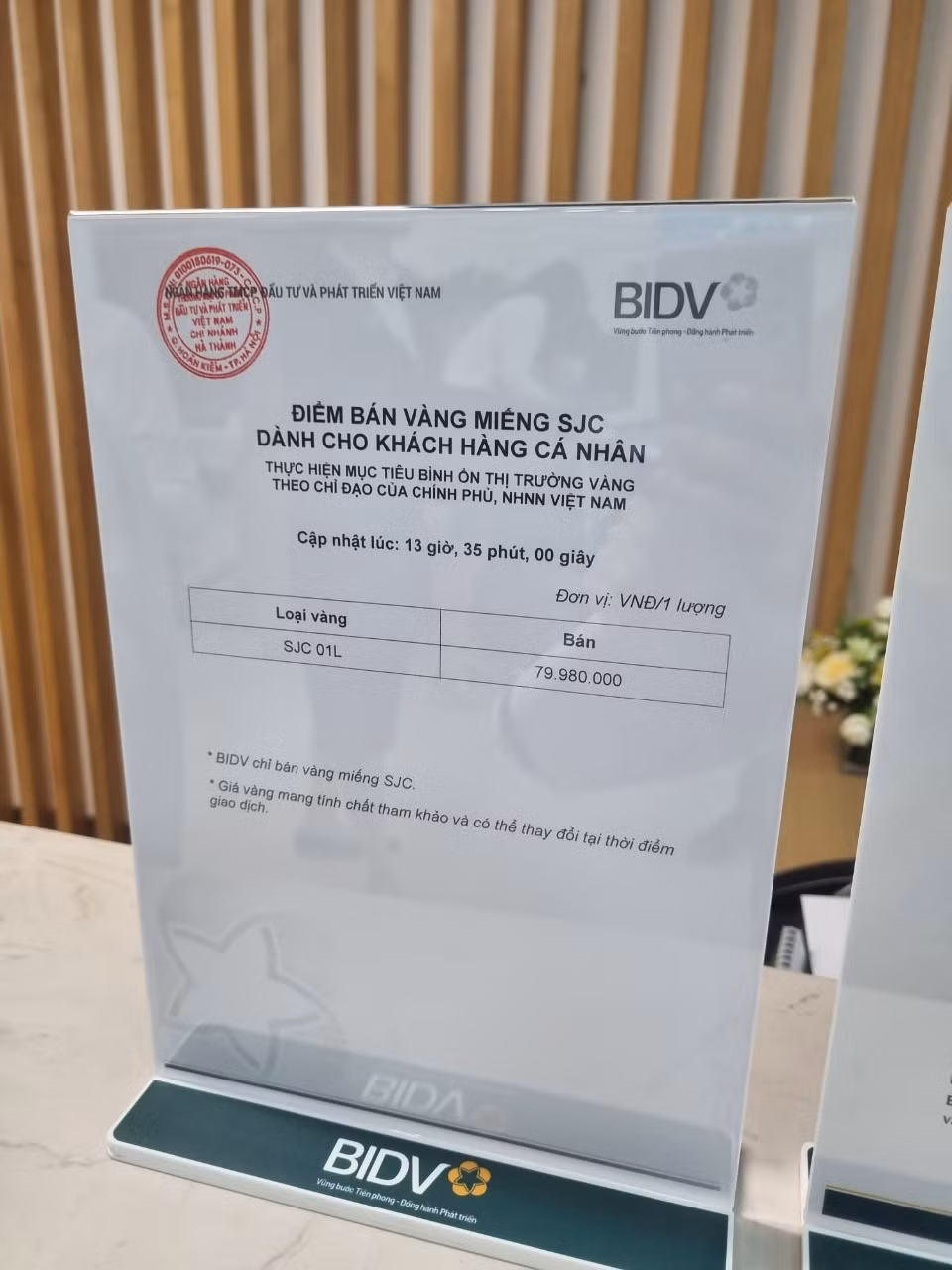 Ngân hàng BIDV sau 5 phút mở cửa giao dịch đã không nhận khách đến mua vàng.