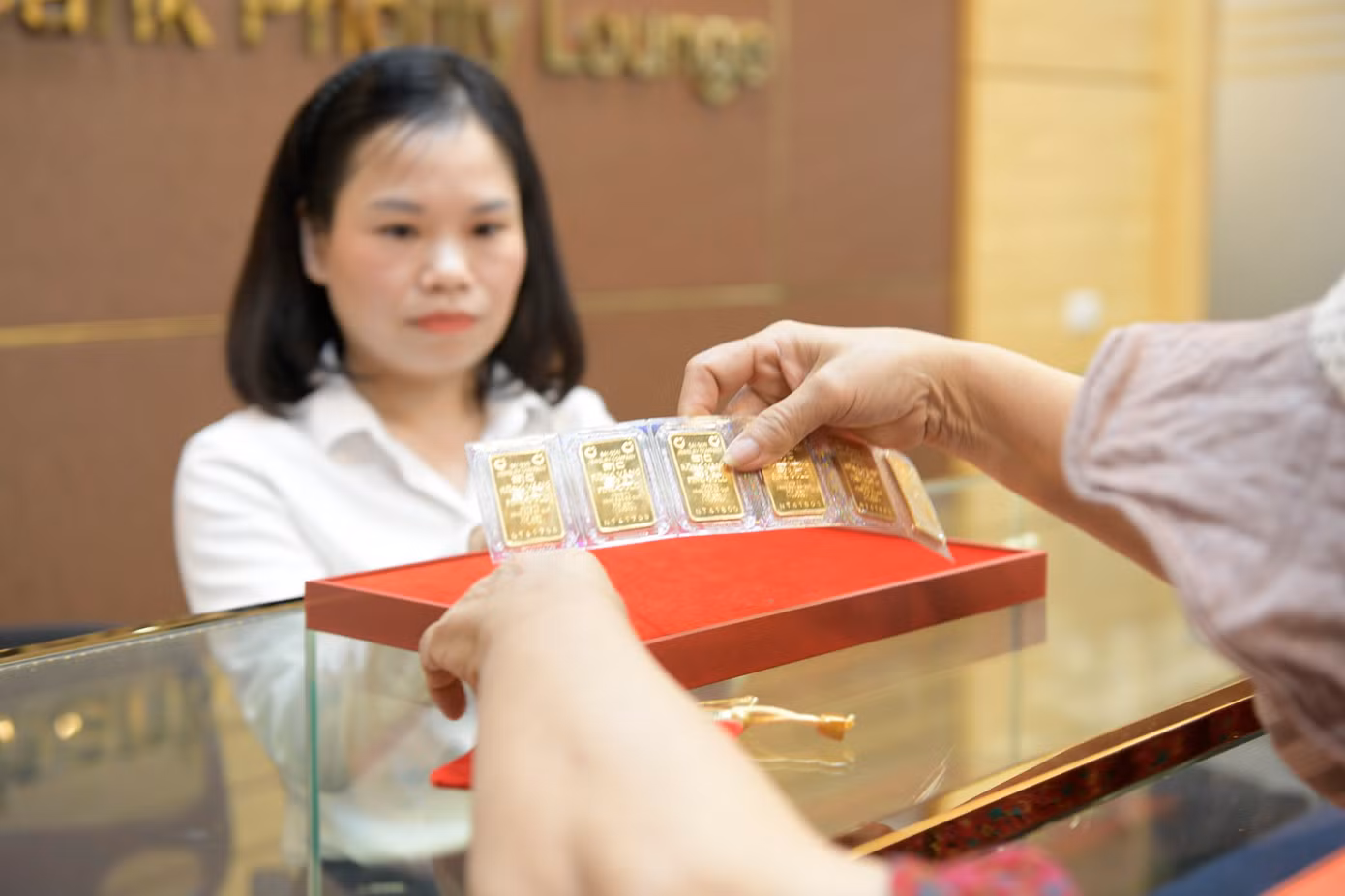 Do khách mua 1 lúc 8 lượng vàng khiến ngân hàng Agribank mất thời gian xác minh.