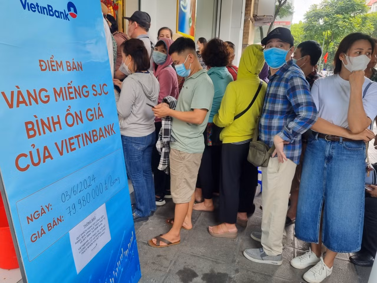 Người dân xếp hàng trước cửa hàng bán vàng bình ổn của Vietinbank (ảnh: Ngọc Mai).