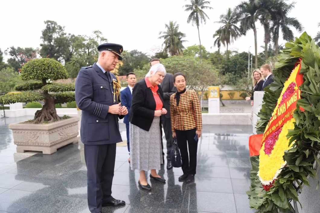 Quốc vụ khanh Bộ Quốc phòng Anh viếng Đài tưởng niệm liệt sĩ đường Bắc Sơn