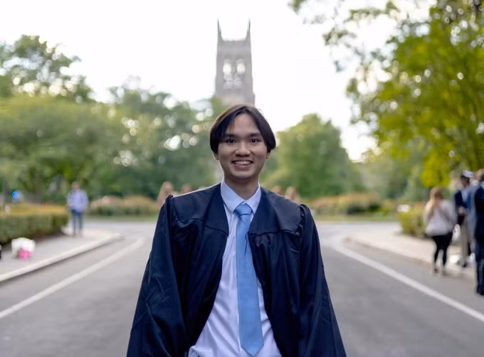 Trí Trường tốt nghiệp Đại học Duke (Mỹ) vào tháng 5. Anh cho rằng, phần lớn thành công của mình nhờ vào nền tảng kinh tế ổn định từ gia đình (Ảnh: Handout). Trí Trường tốt nghiệp Đại học Duke (Mỹ) vào tháng 5. Anh cho rằng, phần lớn thành công của mình nhờ vào nền tảng kinh tế ổn định từ gia đình (Ảnh: Handout).