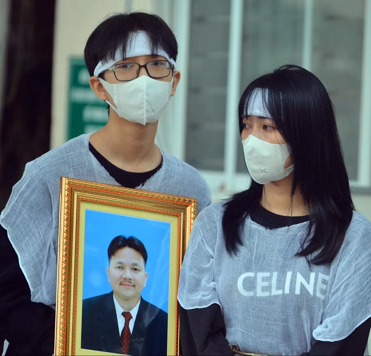 Con bị hại ôm di ảnh bố tới tòa.