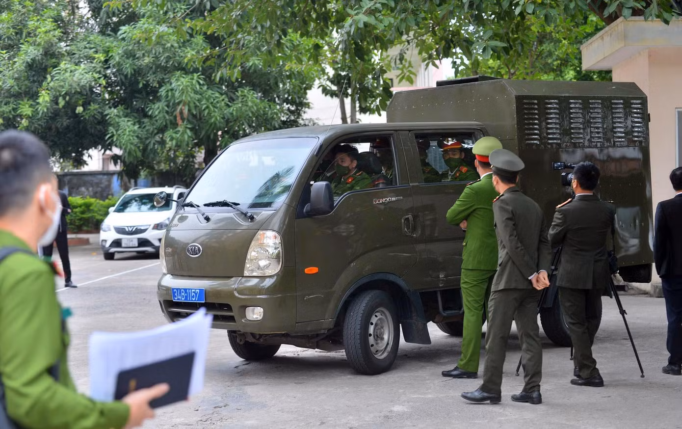 Bị cáo Cao Tài Năng được dẫn giải đến tòa.