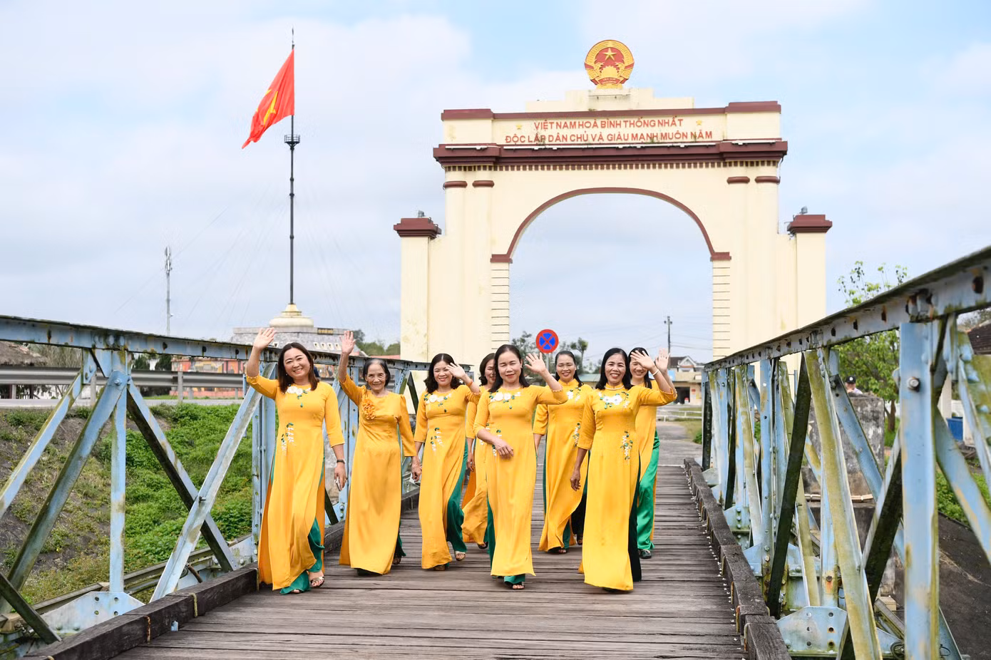 Ngày nay, Đôi bờ Hiền Lương - Bến Hải là địa điểm yêu thích của khách tham quan, những người muốn tìm hiểu về những năm tháng đấu tranh gian khổ và đầy hào hùng của dân tộc.