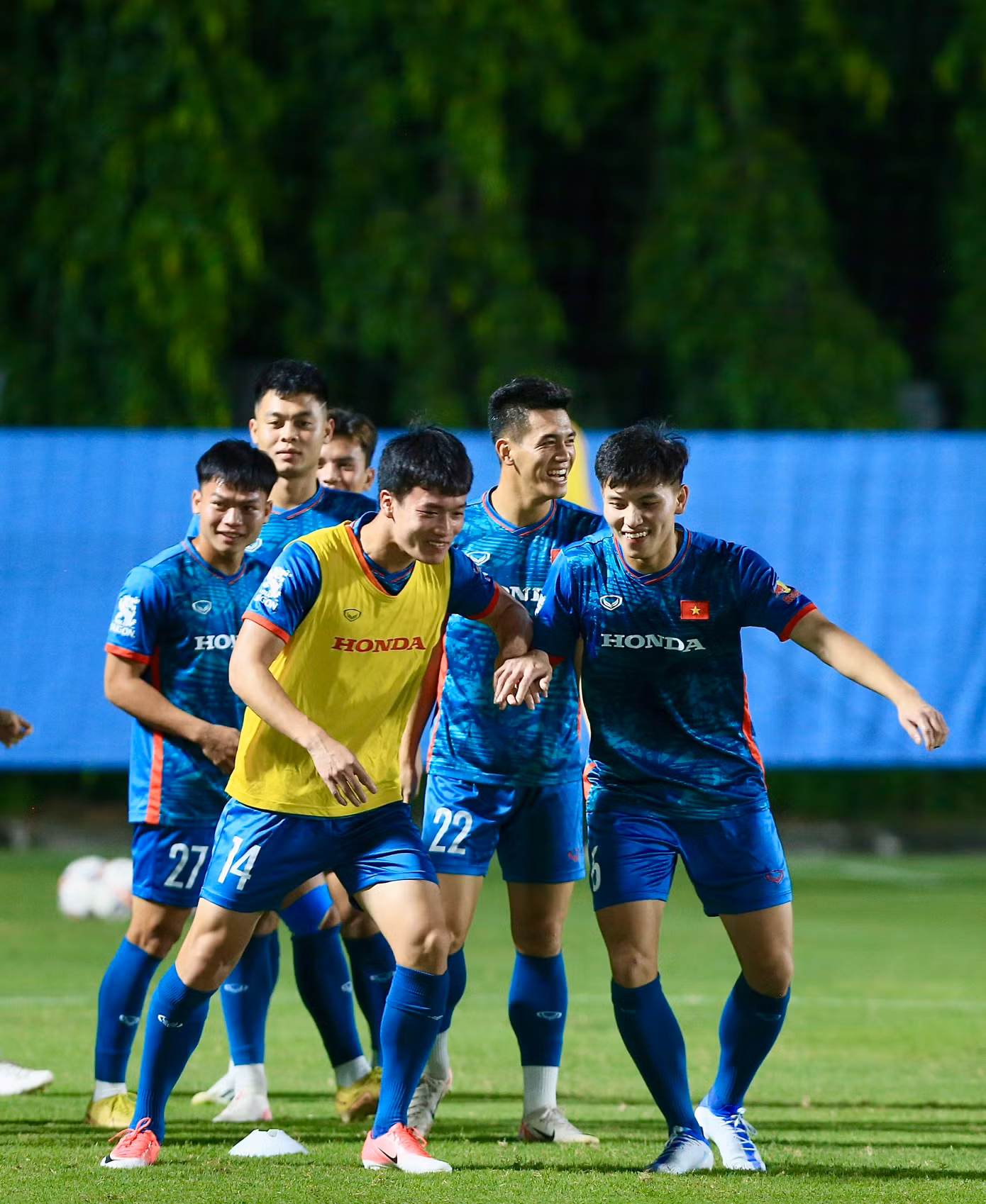 Dưới thời HLV Troussier, các bài tập khá nặng nhằm nâng cao thể lực, đáp ứng đòi hỏi phải di chuyển liên tục, không ngừng pressing trong lối chơi kiểm soát bóng.