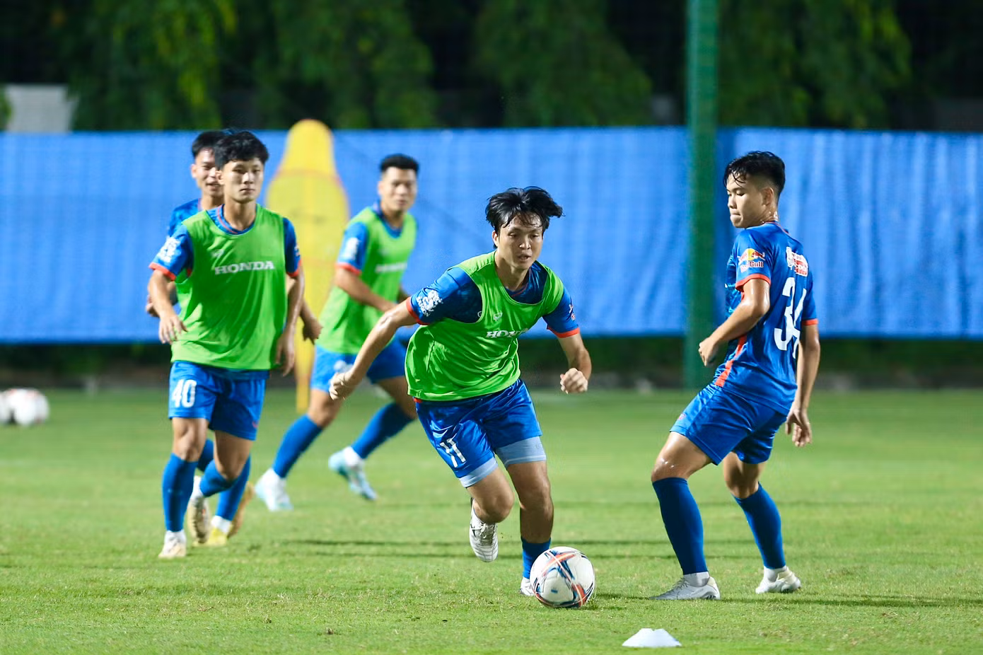 Ở lần triệu tập này, HLV Troussier ưu tiên trao cơ hội cho các cầu thủ trẻ như Nguyễn Văn Việt, Lương Duy Cương, Phan Tuấn Tài, Hồ Văn Cường, Hoàng Văn Toản, Giáp Tuấn Dương, Lê Văn Đô, Nguyễn Đức Phú, Nguyễn Thái Sơn, Nguyễn Đình Bắc, Bùi Vĩ Hào hay Nguyễn Thanh Nhàn.